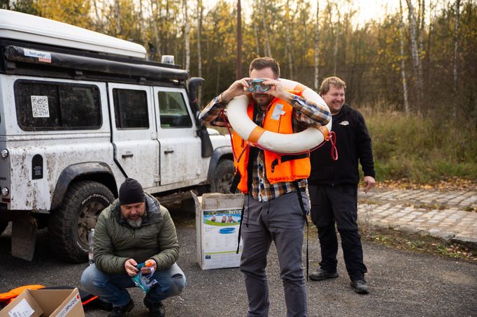 Cestovatel Dan Přibáň vyráží na další cestu po světě. I tentokrát se rozhodl, že si cestu neulehčí, po žlutém trabantu zasedl za volant žluté žáby, Luazu 967.