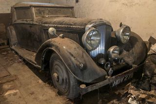 Fotografie nečekaných objevů cenných automobilů, které se ve světě našly v garážích, stodolách a jiných místech.