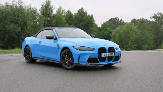 Nad hlavou nebe, pod koly oheň. Divoký kabriolet BMW M4 ujede všem protikladům