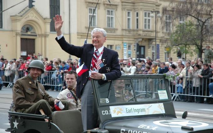 Americký veterán Earl Ingram zdraví Plzeňany