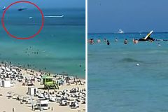 Vrtulník havaroval jen kousek od pláže plné lidí. Nehodu zachytila kamera