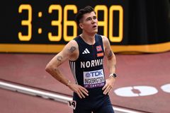 "V armádě jsou proti němu citlivky." Otec Nora vycvičil a pak ničil, teď jsou rivaly