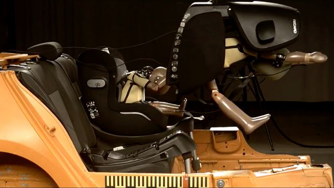 U modelu Recaro Optia došlo při nárazu k uvolnění sedačky ze základny SmartClick a katapultování směrem na místo spolujezdce.