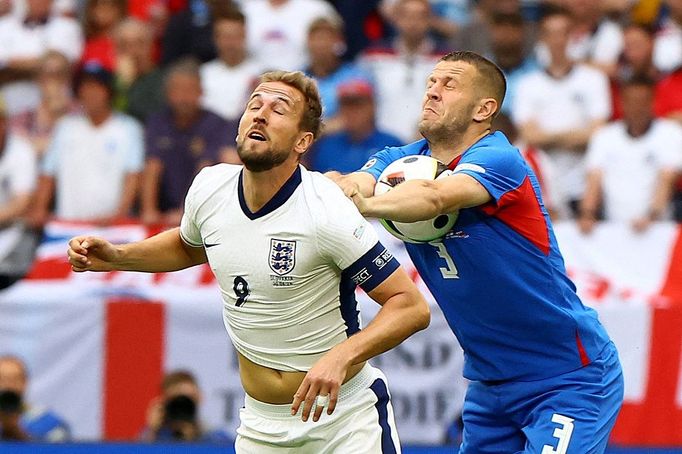 Harry Kane a Denis Vavro v osmifinále Eura 2024 Anglie - Slovensko