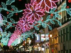 Nejen obchodní domy, ale i města mění před Vánoci svoji tvář a lákají k nákupům vánočních dárků.