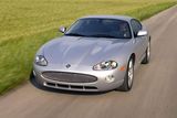 Jaguar XKR (V8, rok 1999, 101t km, cena: 299 000 Kč) - Ušlechtilé kupé z Albionu už kleslo téměř na své minimum. Pokud máte dostatek trpělivosti a prostředků postarat se o dědice slavného rodu, jděte do toho. Odvděčí se aristokratickou noblesou i sílou svého zvučného osmiválce.