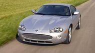 Jaguar XKR (V8, rok 1999, 101t km, cena: 299 000 Kč) - Ušlechtilé kupé z Albionu už kleslo téměř na své minimum. Pokud máte dostatek trpělivosti a prostředků postarat se o dědice slavného rodu, jděte do toho. Odvděčí se aristokratickou noblesou i sílou svého zvučného osmiválce.