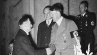 24. září 1938: Nacistický vůdce Adolf Hitler vítá před hotelem Dreesen britského premiéra Nevilla Chamberlaina, který za ním přijel do německého Godesbergu.