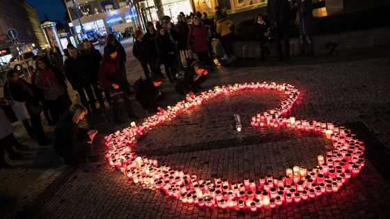 Obrazem: "Srdce odneseme tam, kde chybí. Na Hrad." Lidé si pochodem připomněli Havla