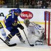 Hokej, České hokejové hry, Švédsko - Finsko: Nicklas Danielsson (44) dává gól na 2:1 - Atte Engren