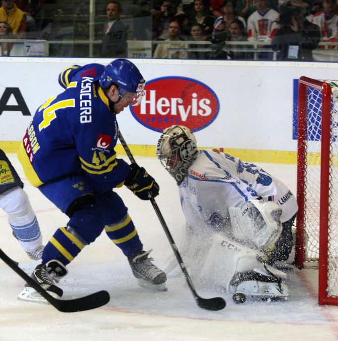 Hokej, České hokejové hry, Švédsko - Finsko: Nicklas Danielsson (44) dává gól na 2:1 - Atte Engren