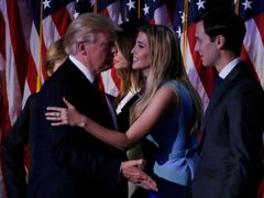 Donald Trump se zdraví s dcerou Ivankou a zetěm Jaredem Kushnerem.