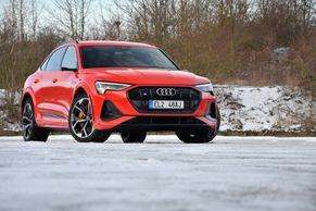 Test Audi e-tron S Sportback: Třímotorový elektrotank bez zrcátek předběhl i Teslu