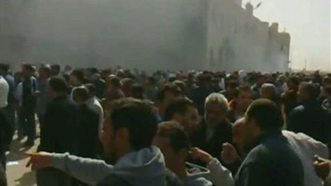 Dav na náměstí v Benghází (foceno mobilním telefonem).
