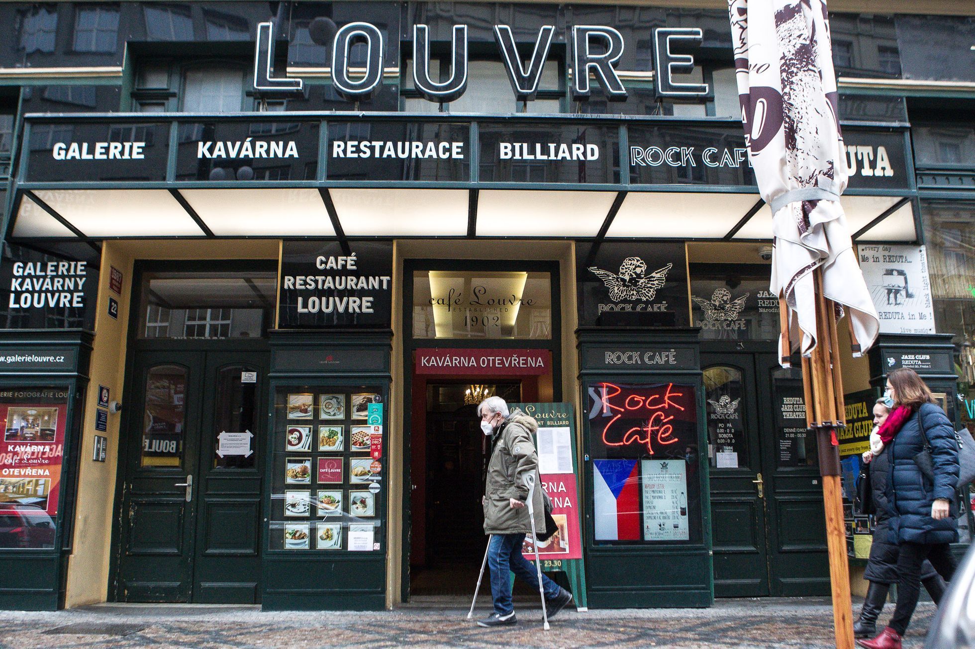 Restaurace, hospody otevírají v omezeném režimu - Cafe Louvre, nouzový stav, omezení, koronavir, 3. prosinec