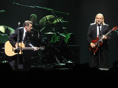 Glenn Frey a Joe Walsh při koncertu Eagles v pražské O2 areně, červen 2009.