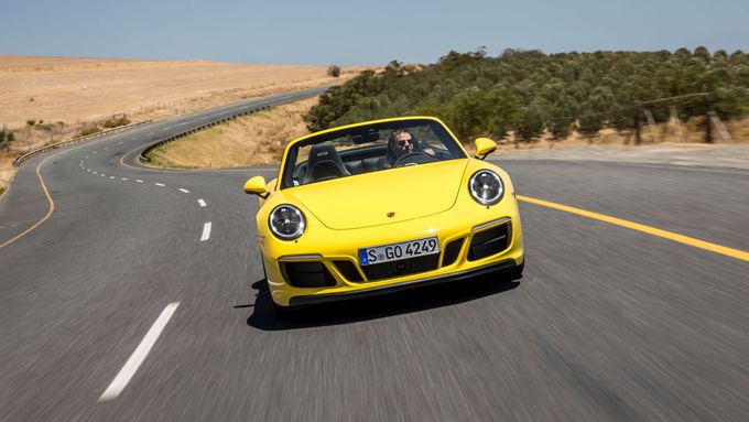 Foto: Nové Porsche 911 GTS září na okruhu i na silnici. Opravdové řidiče si získá manuálním řazením