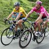 Americký cyklista Lance Armstrong (vlevo) jede vedle Němce Jana Ullricha během 16. etapy Tour de France 2005.