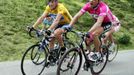 Americký cyklista Lance Armstrong (vlevo) jede vedle Němce Jana Ullricha během 16. etapy Tour de France 2005.