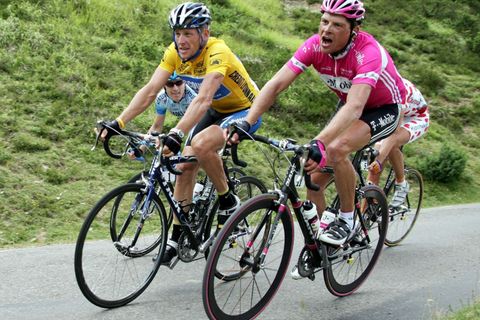 Americký cyklista Lance Armstrong (vlevo) jede vedle Němce Jana Ullricha během 16. etapy Tour de France 2005.