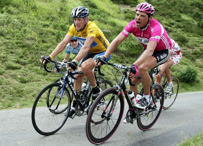 Americký cyklista Lance Armstrong (vlevo) jede vedle Němce Jana Ullricha během 16. etapy Tour de France 2005.