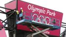 Workers build a section of a sign to welcome visitors to the Olympic Park in Stratford, the location of the London 2012 Olympic Games, in east London July 18, 2012. REUTERS/Suzanne Plunkett (BRITAIN - Tags: SPORT OLYMPICS) Published: Čec. 18, 2012, 2:15 odp.