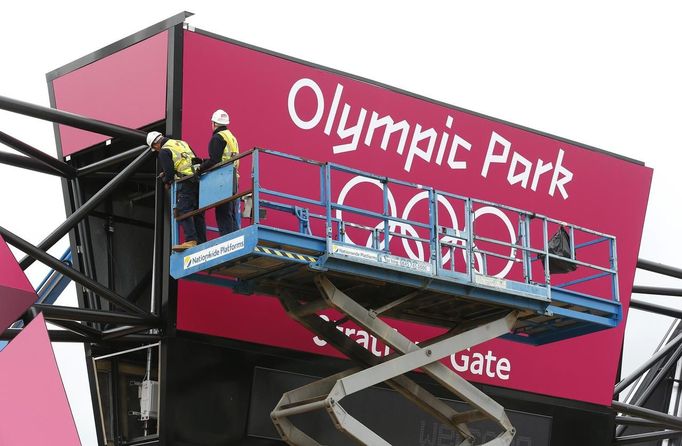 Workers build a section of a sign to welcome visitors to the Olympic Park in Stratford, the location of the London 2012 Olympic Games, in east London July 18, 2012. REUTERS/Suzanne Plunkett (BRITAIN - Tags: SPORT OLYMPICS) Published: Čec. 18, 2012, 2:15 odp.