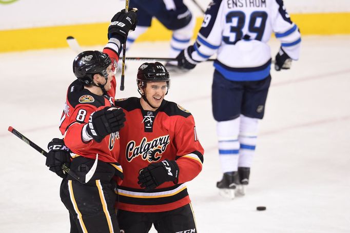 Joe Colborne a Mickael Bäcklund (Calgary Flames)