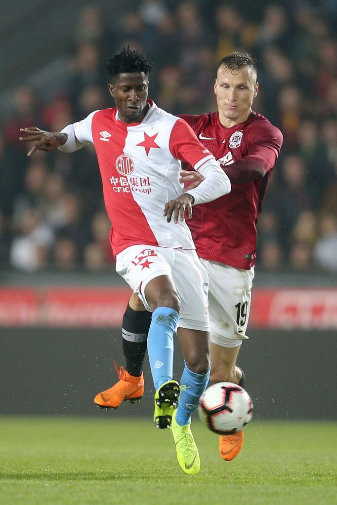 Peter Olayinka a Lukáš Štětina v derby Sparta - Slavia.