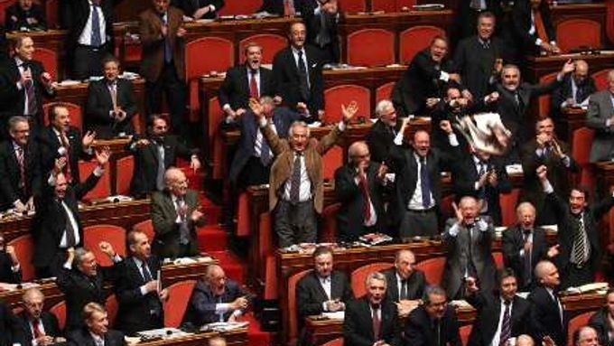 Pravicová opozice v italském Senátu se raduje poté, co vláda neuspěla v hlasování o koncepci zahraniční politiky kabinetu Romana Prodiho