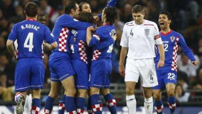 LISTOPAD - Fotbalová Anglie je na kolenou. Její fotbalisté se nekvalifikovali na závěrečný evropský turnaj, poté co prohráli v domácím prostředí s Chorvaty 2:3. Špatné výsledky přinesly taktéž odvolání kouče Steva McClearena, kterého ve funkci nahradil Ital Fabio Capello.