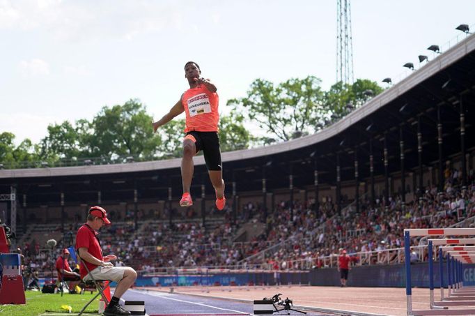 Kubánec Juan Miguel Echevarría předvedl na mítinku Diamantové ligy 2018 ve Stockholmu pokus dlouhý 883 cm. Měl však až příliš silnou podporu větru.