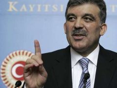 Abdullah Gül má velkou šanci stát se prezidentem, ale mnoho Turků ho ve funkci nechce.