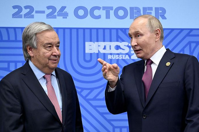 António Guterres a Vladimir Putin na summitu v Kazani.