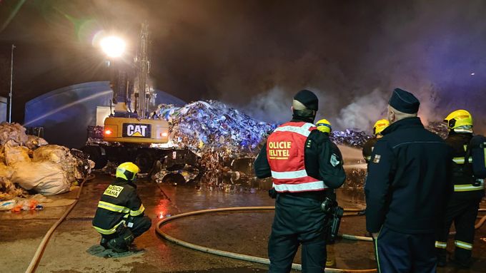 Hasiči likvidují požár skládky v pražských Ďáblicích.