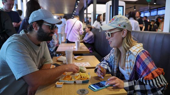 Chutné a tečka. Rusové stáli frontu před fastfoodem, který nahradil McDonald's