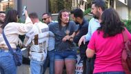 Kezban Konukcu, zákonodárce z prokurdské strany DEM, který se pochodu zúčastnil, agentuře Reuters řekl, že bylo zadrženo nejméně 30 lidí. Policie na žádost o komentář bezprostředně nereagovala.