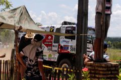 Kolomý přišel na Dakaru o vedení, zraněný motorkář Kvapil po pádu končí