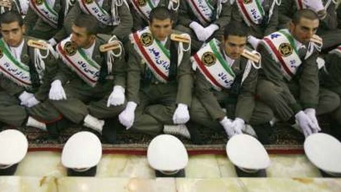 Výbuch připravil o život 11 členů elitních Revolučních gard. Na snímku íránští vojácí na oslavách výročí islámské revoluce, které se na přelomu týdne konaly v Teheránu.