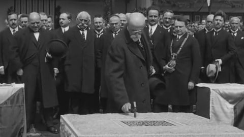 Masaryk klepe kladívkem. V Národním filmovém archivu objevili ztracený dokument