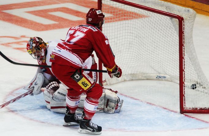 Utkání hokejové extraligy Slavia vs. Třinec (Furch a Květoň)