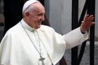 Papež nechtěl, aby mu líbali prsten, protože se bál šíření bacilů