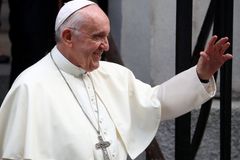 Papež nechtěl, aby mu líbali prsten, protože se bál šíření bacilů