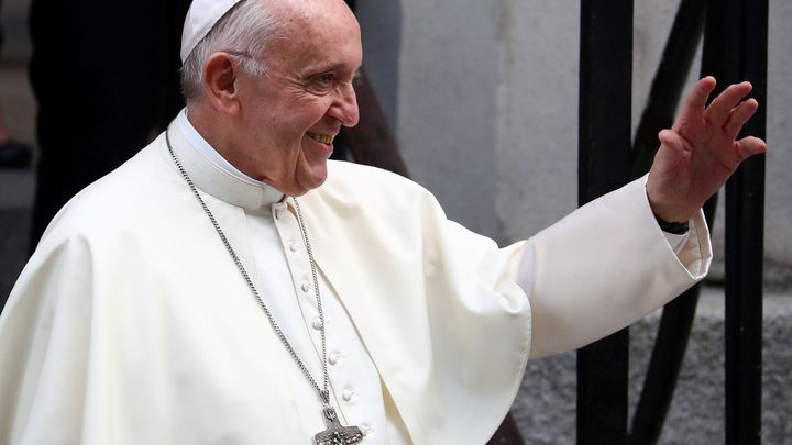 Papež nechtěl, aby mu líbali prsten, protože se bál šíření bacilů