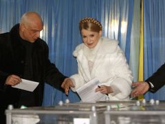 Tymošenková ve volební místnosti. Do druhého kola by podle průzkumů měla projít.