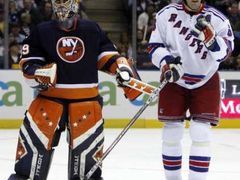 Křídlo New Yorku Rangers Jaromír Jágr vedle gólmana New Yorku Islanders Ricka DiPietra během newyorského derby.