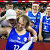 basketbal, MS 2019, Česko - Turecko, Ondřej Balvín slaví s fanoušky vítězství a postup