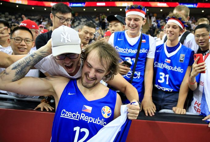 basketbal, MS 2019, Česko - Turecko, Ondřej Balvín slaví s fanoušky vítězství a postup