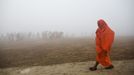 A Sadhu, or a Hindu holy man, walks on the banks of the river Ganges amid fog ahead of the "Kumbh Mela" (Pitcher Festival) in the northern Indian city of Allahabad January 13, 2013. During the festival, Hindus take part in a religious gathering on the banks of the river Ganges. "Kumbh Mela" will return to Allahabad in 12 years. REUTERS/Ahmad Masood (INDIA - Tags: RELIGION SOCIETY) Published: Led. 13, 2013, 6:54 dop.