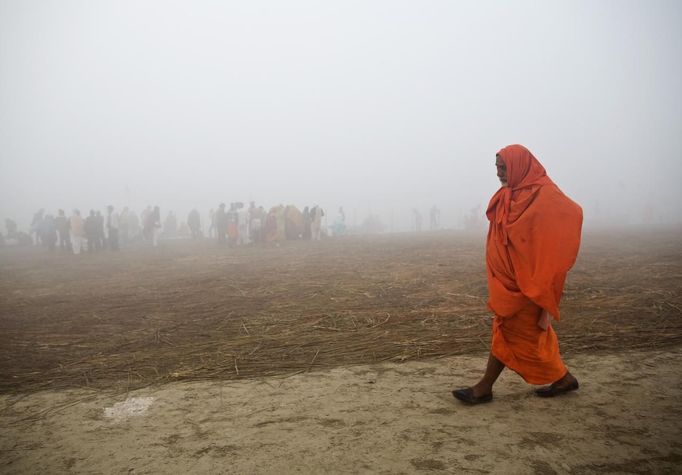 A Sadhu, or a Hindu holy man, walks on the banks of the river Ganges amid fog ahead of the "Kumbh Mela" (Pitcher Festival) in the northern Indian city of Allahabad January 13, 2013. During the festival, Hindus take part in a religious gathering on the banks of the river Ganges. "Kumbh Mela" will return to Allahabad in 12 years. REUTERS/Ahmad Masood (INDIA - Tags: RELIGION SOCIETY) Published: Led. 13, 2013, 6:54 dop.